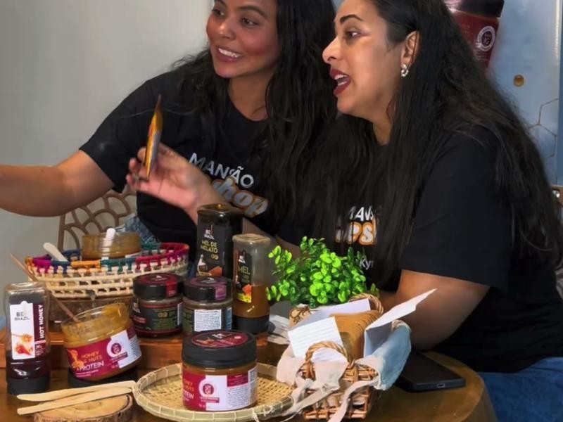 Two creators presenting products during a live at Mansão Live Shop