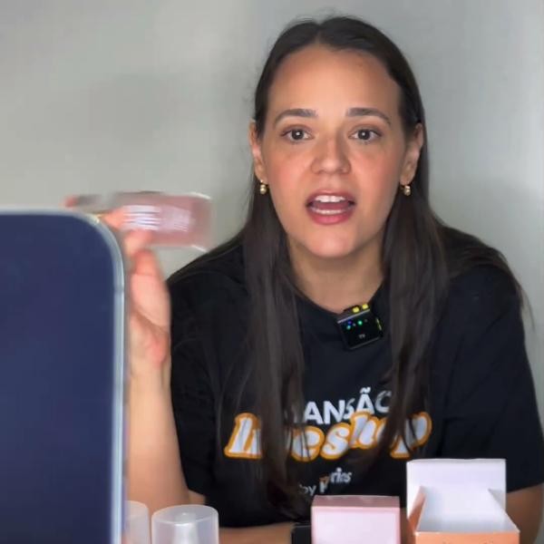 A live seller presenting a product at Mansão Live Shop