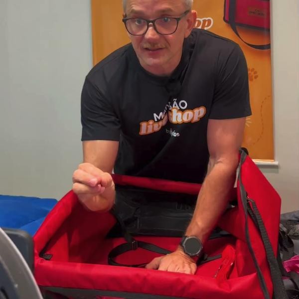 A live seller demonstrating a product at Mansão Live Shop